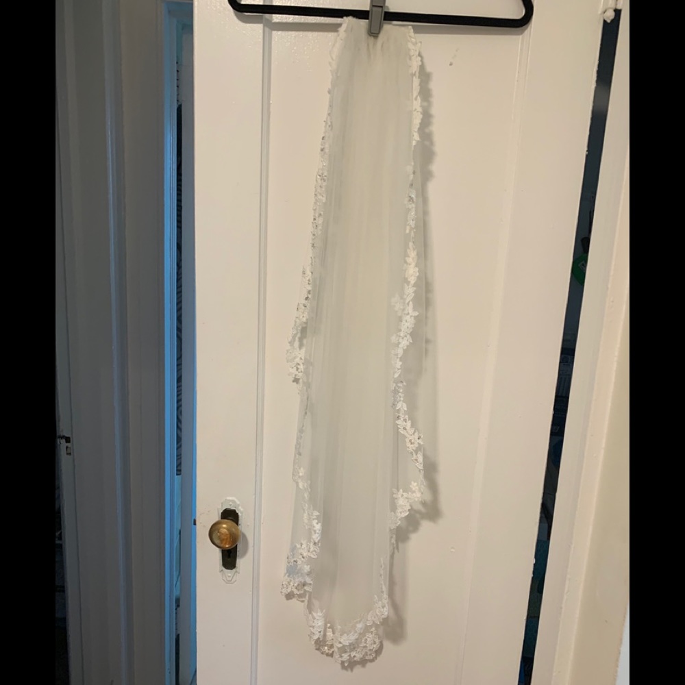 White mid length bridal wedding veil